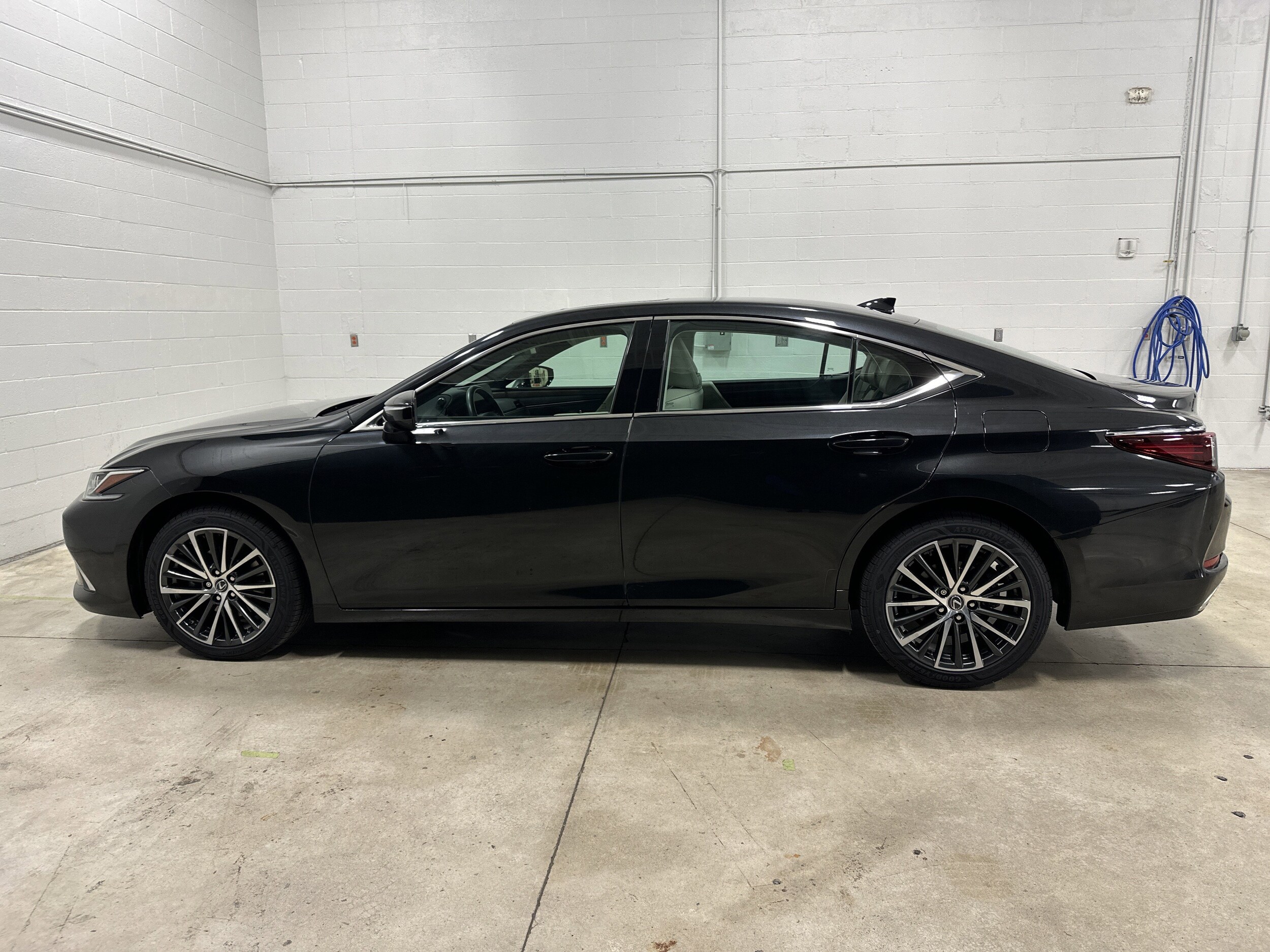 2024 LEXUS ES 350 photo 4