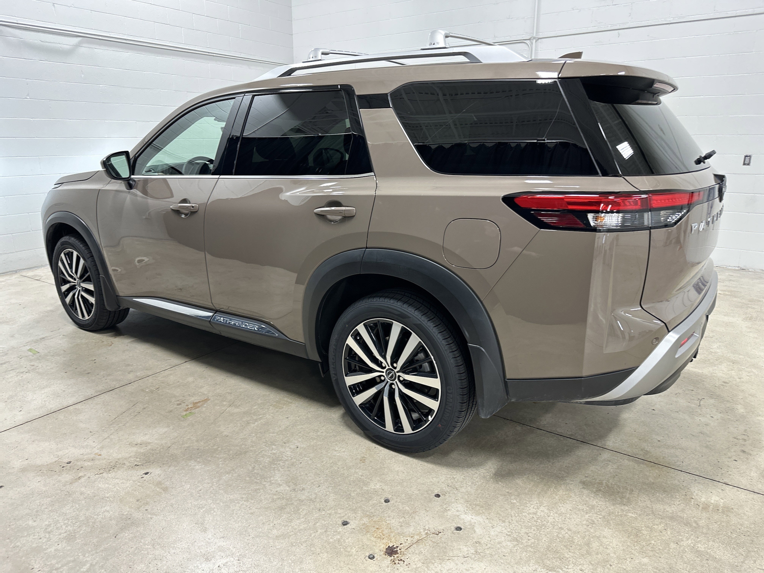 2025 Nissan Pathfinder Platinum photo 5
