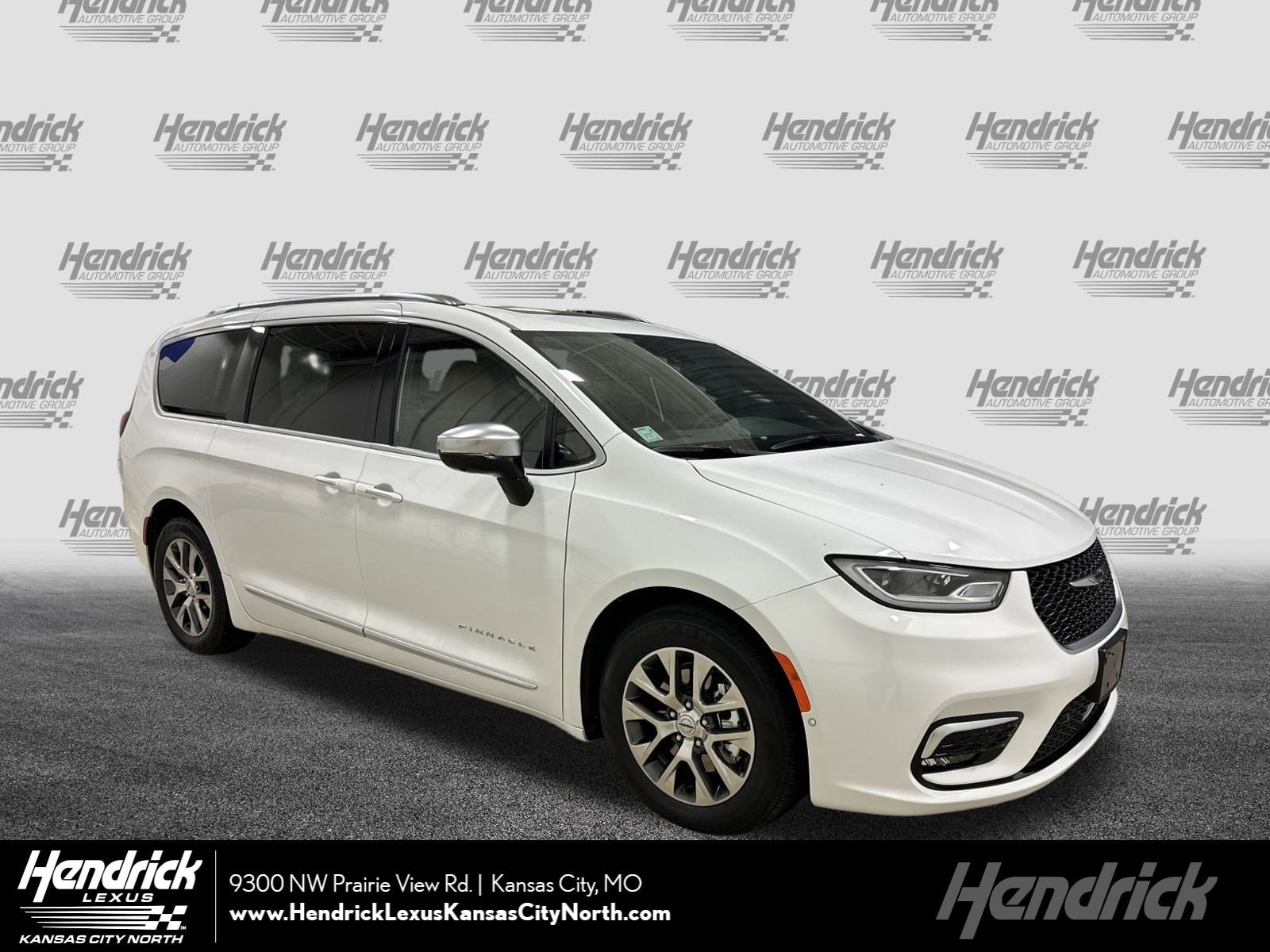 2023 Chrysler Pacifica Hybrid Pinnacle's photo