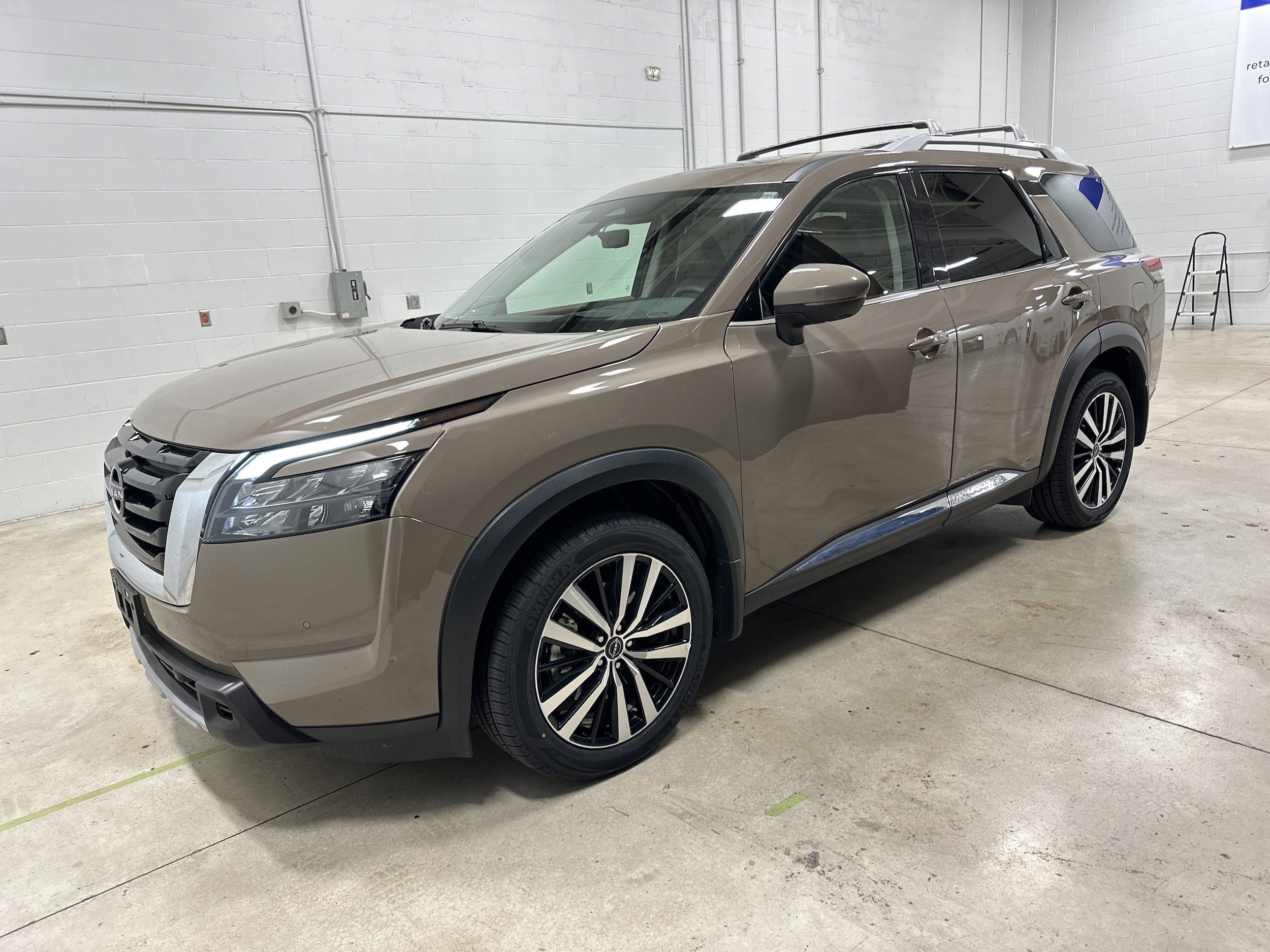 2025 Nissan Pathfinder Platinum photo 2