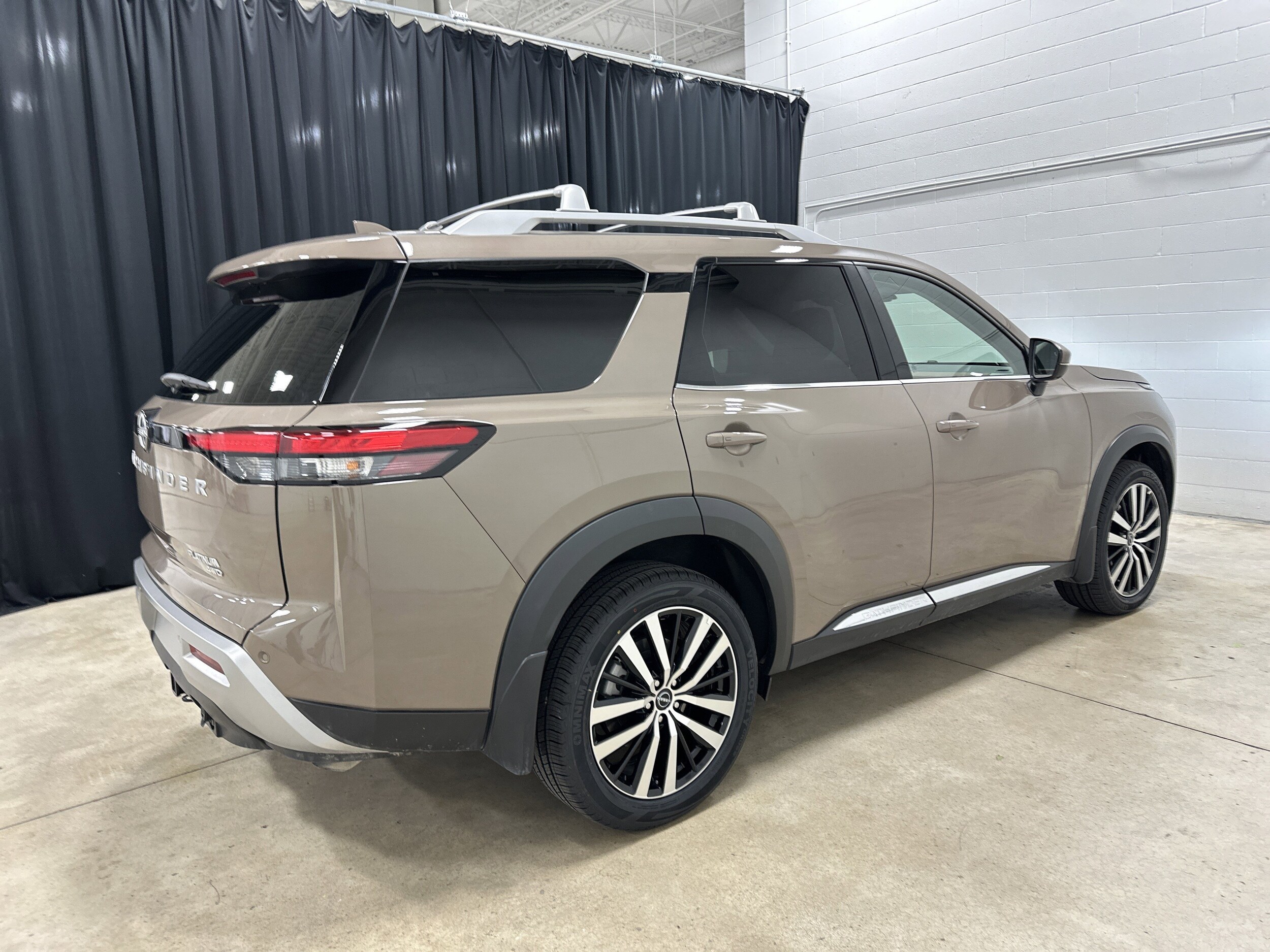 2025 Nissan Pathfinder Platinum photo 3