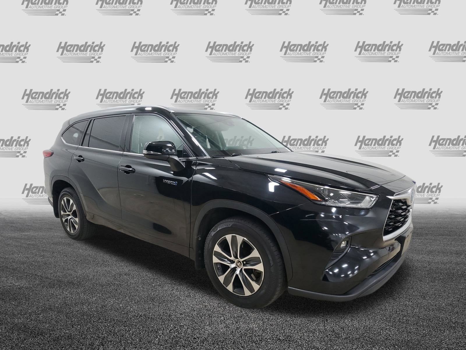 Used 2021 Toyota Highlander XLE with VIN 5TDGBRCH3MS519884 for sale in Kansas City