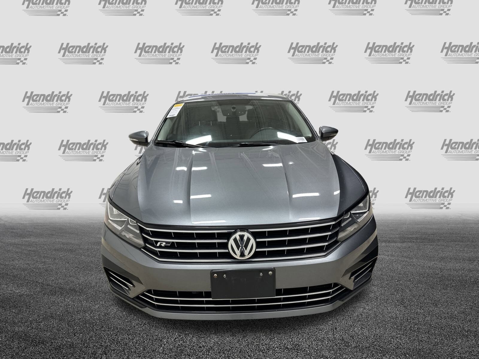 2018 Volkswagen Passat R-Line photo 3