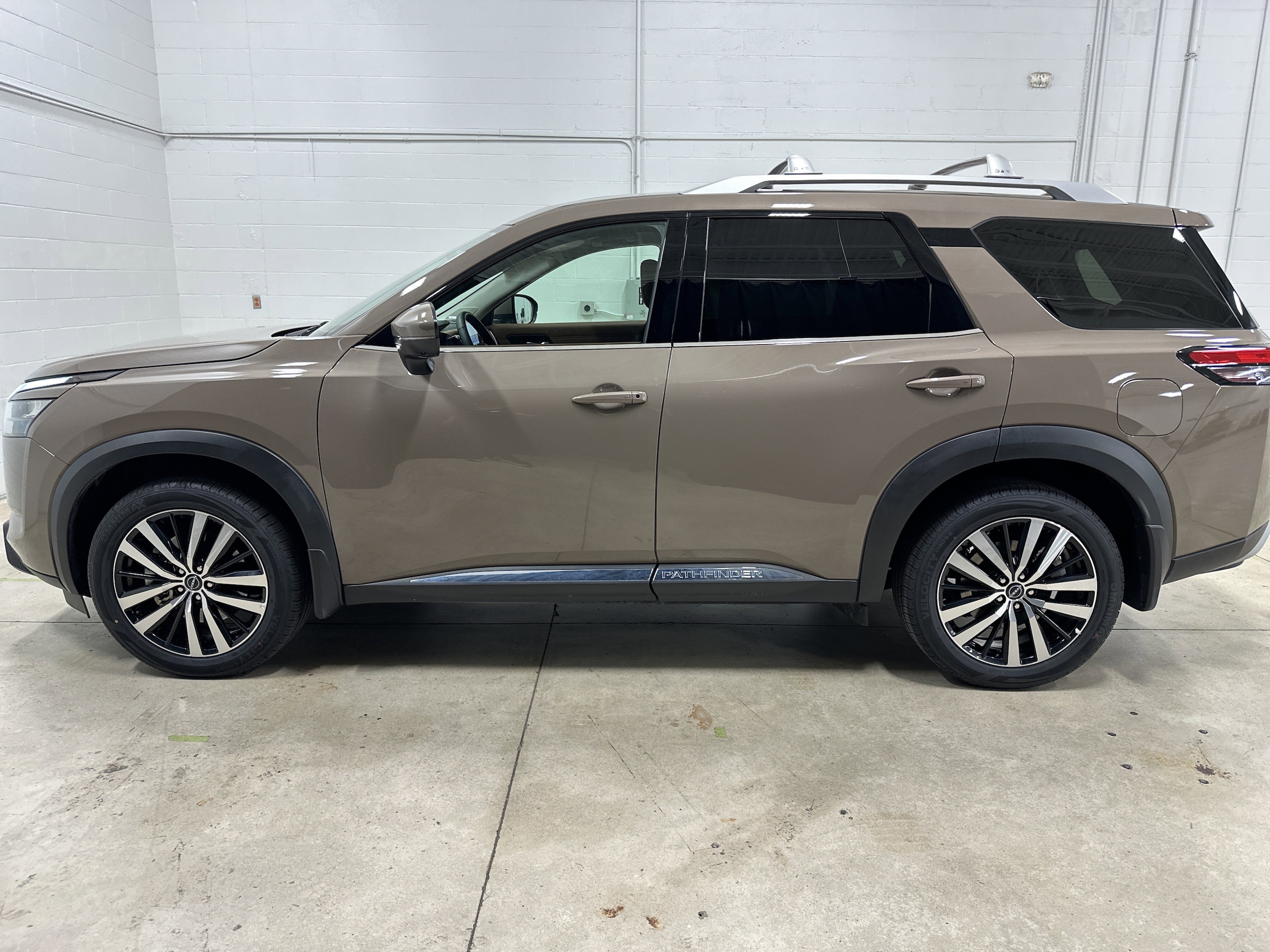 2025 Nissan Pathfinder Platinum photo 4