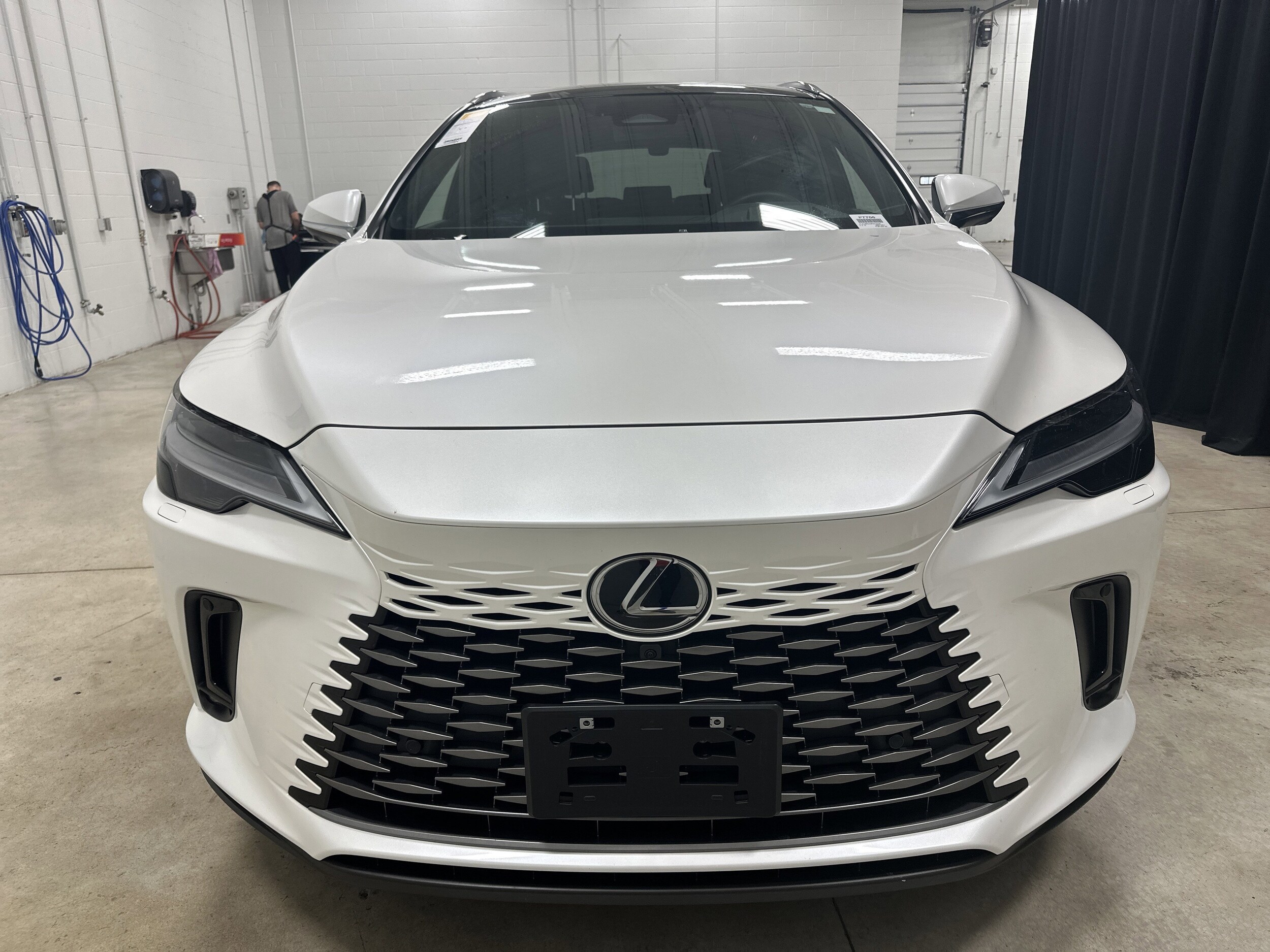 2024 Lexus RX 450h Luxury photo 3