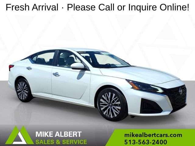 Pearl White Tricoat 2023 Nissan Altima Sedan Front-Wheel Drive Continuously Variable Transmission