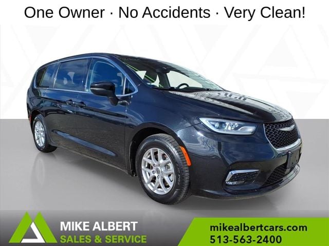 2023 Chrysler Pacifica Touring L's photo