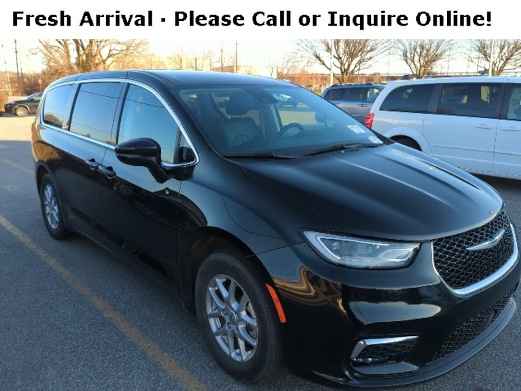 Used 2024 Chrysler Pacifica Touring L Minivan/Van