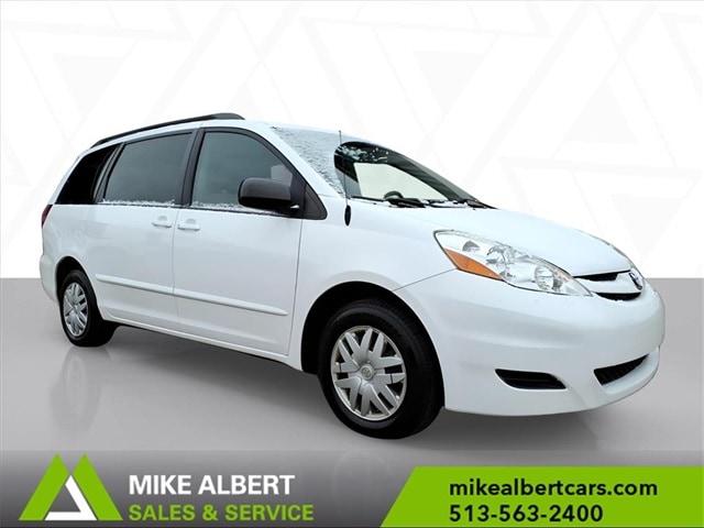 2010 Toyota Sienna LE's photo