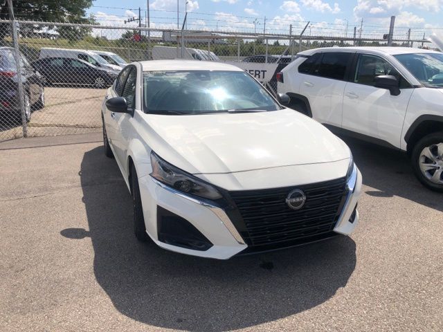 Glacier White 2025 Nissan Altima Sedan Front-Wheel Drive Continuously Variable Transmission
