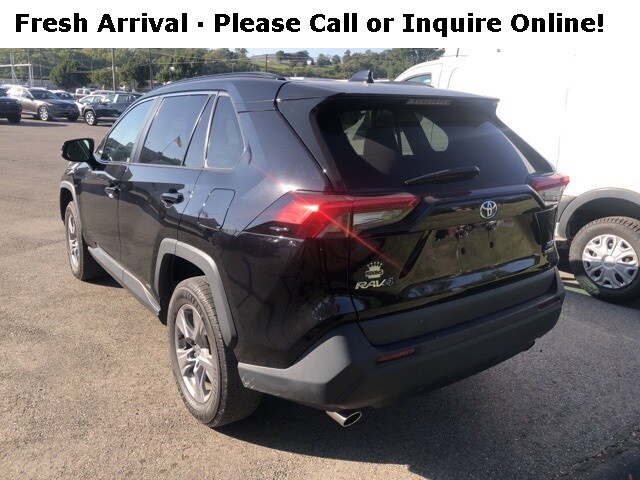 2022 Toyota RAV4 Hybrid XLE photo 3