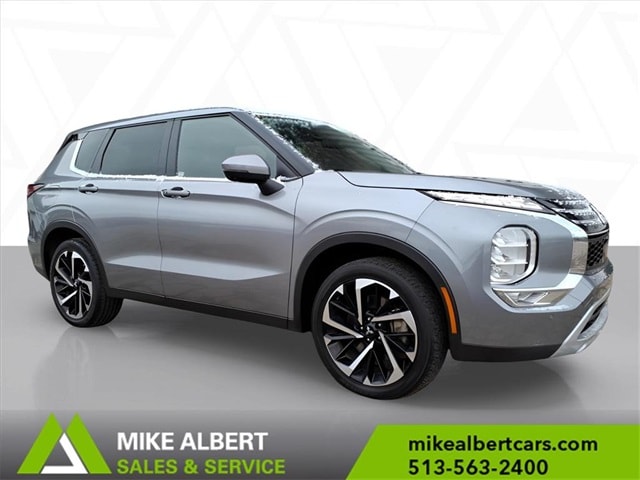 2024 Mitsubishi Outlander SE's photo