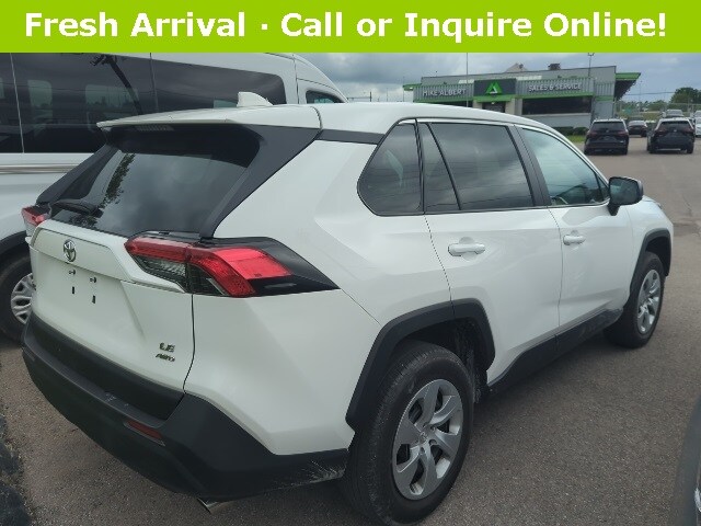 2022 Toyota RAV4 LE photo 4