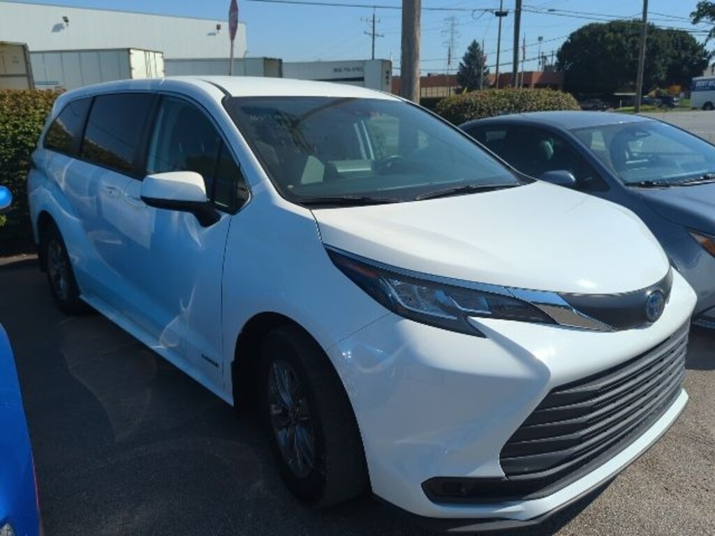 Used 2021 Toyota Sienna LE 8 Passenger Minivan/Van