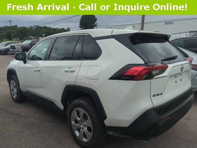 2022 Toyota RAV4 LE photo 3
