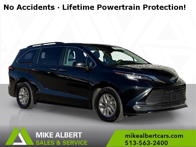 2022 Toyota Sienna XLE's photo