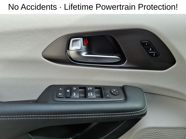 2024 Chrysler Pacifica Touring L - Photo 11