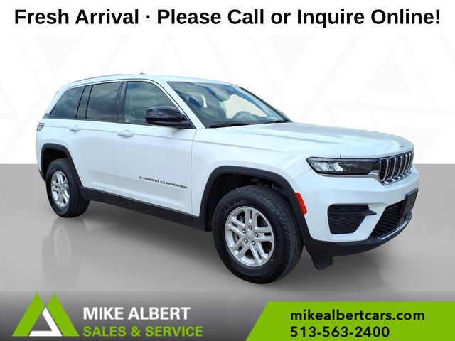 Bright White Clearcoat 2023 Jeep Grand Cherokee Laredo 4WD SUV / Crossover Four-Wheel Drive 8-Speed Automatic