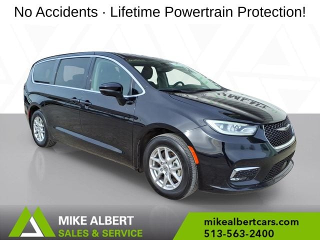 2024 Chrysler Pacifica Touring L's photo