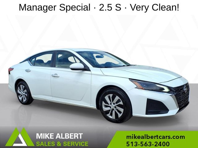 Glacier White 2023 Nissan Altima Sedan Front-Wheel Drive Continuously Variable Transmission