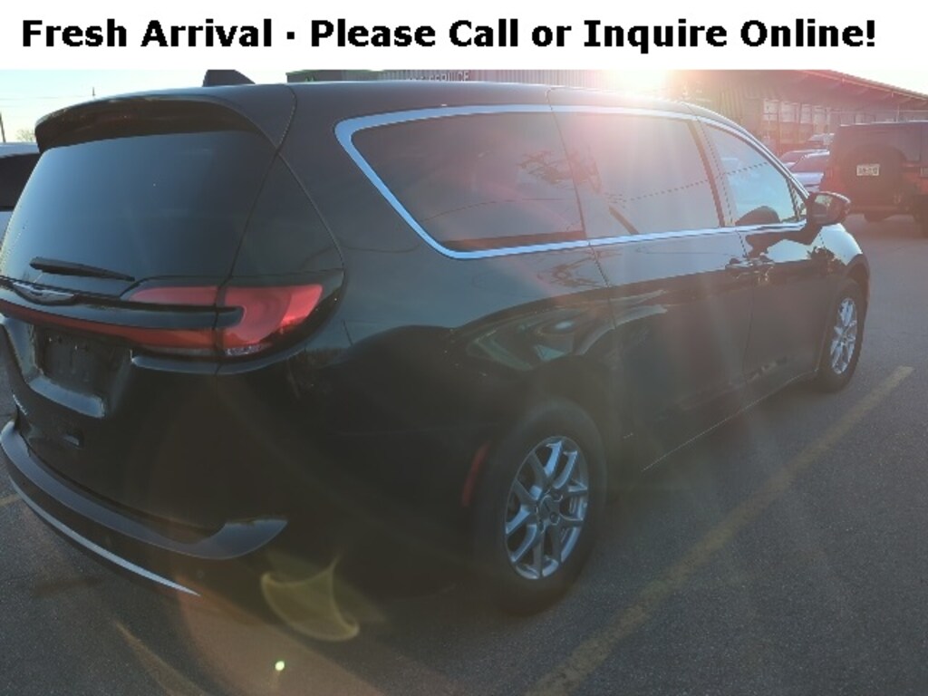 Used 2024 Chrysler Pacifica Touring L Minivan/Van
