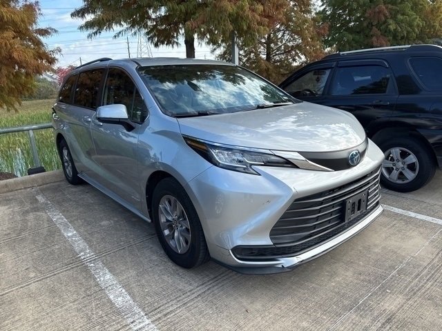 2021 Toyota Sienna LE's photo