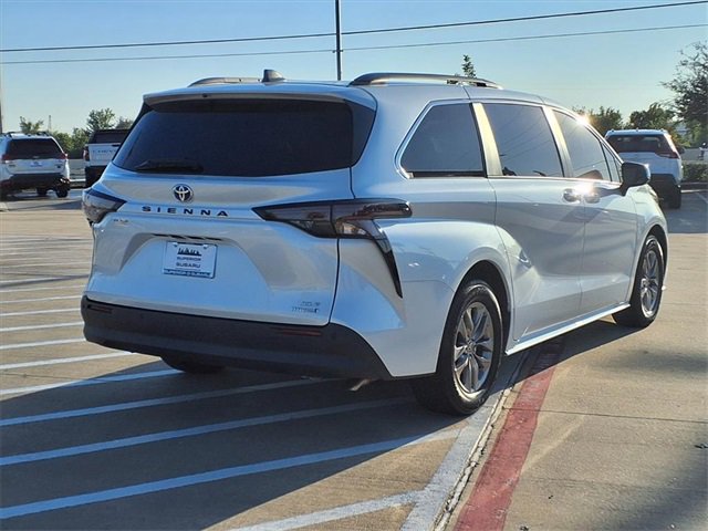 2023 Toyota Sienna XLE photo 4