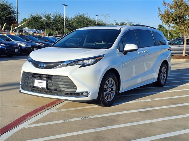 2023 Toyota Sienna XLE photo 2
