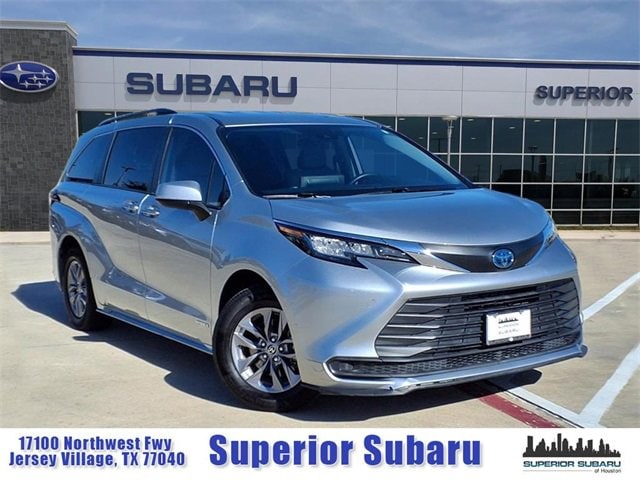 2021 Toyota Sienna LE's photo