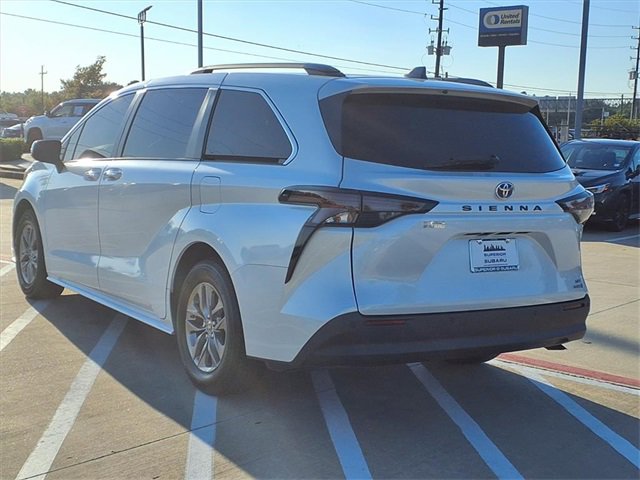2023 Toyota Sienna XLE photo 3