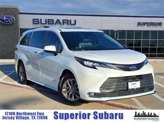 2023 Toyota Sienna XLE's photo