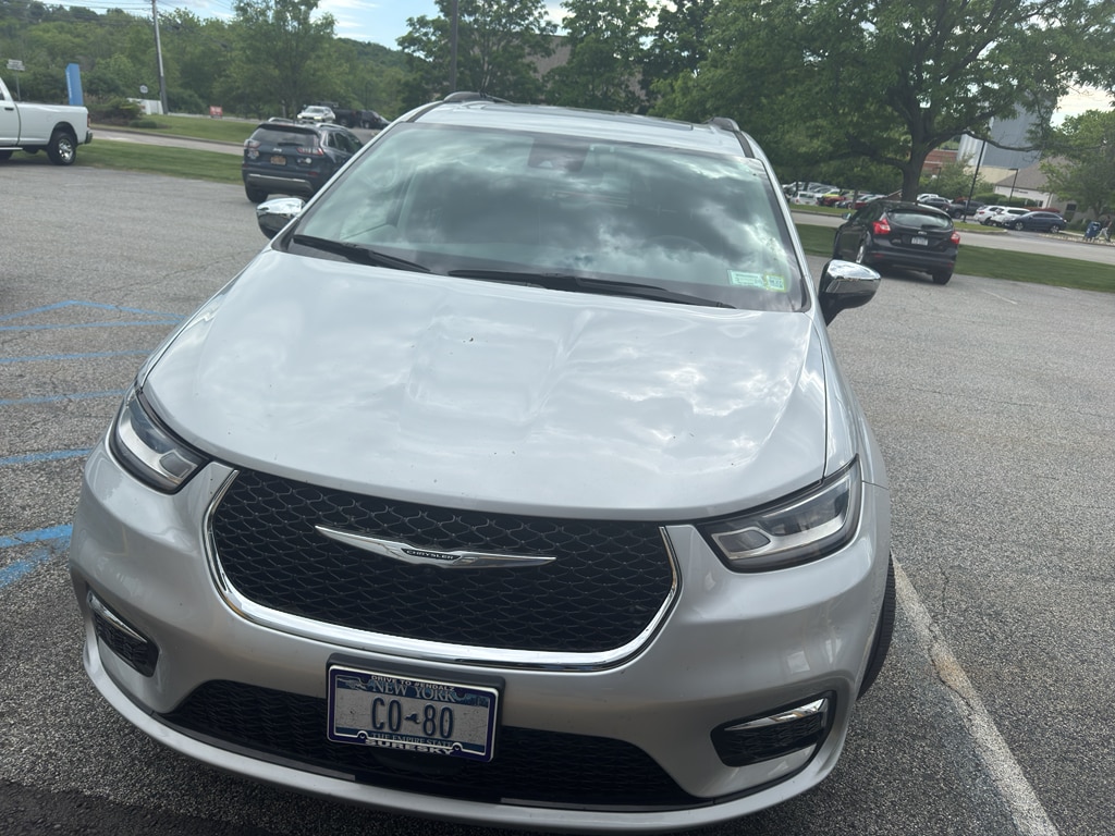 2023 Chrysler Pacifica Limited's photo