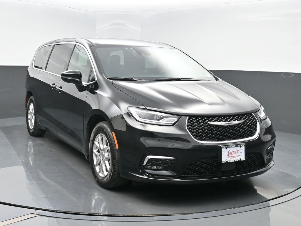 Used 2025 Chrysler Pacifica Select Passenger Van
