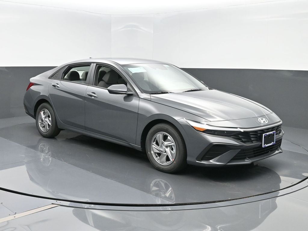 2025 Hyundai Elantra SE's photo