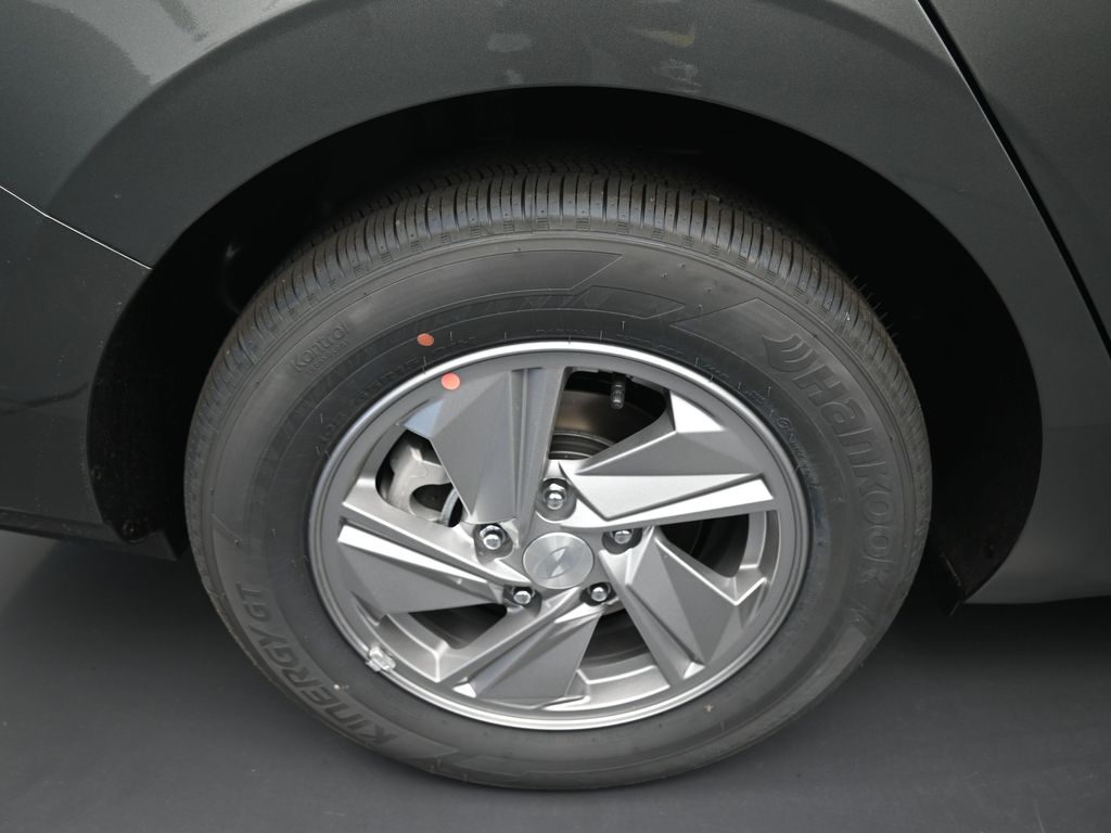 2025 Hyundai Elantra SE photo 2