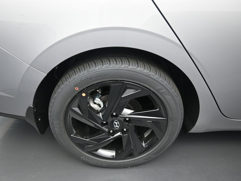 2026 Hyundai Elantra SEL Sport photo 2