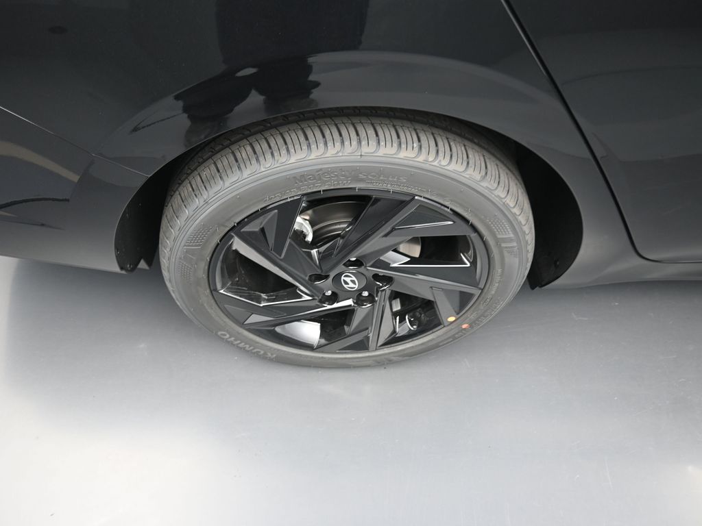 2026 Hyundai Elantra SEL Sport photo 2