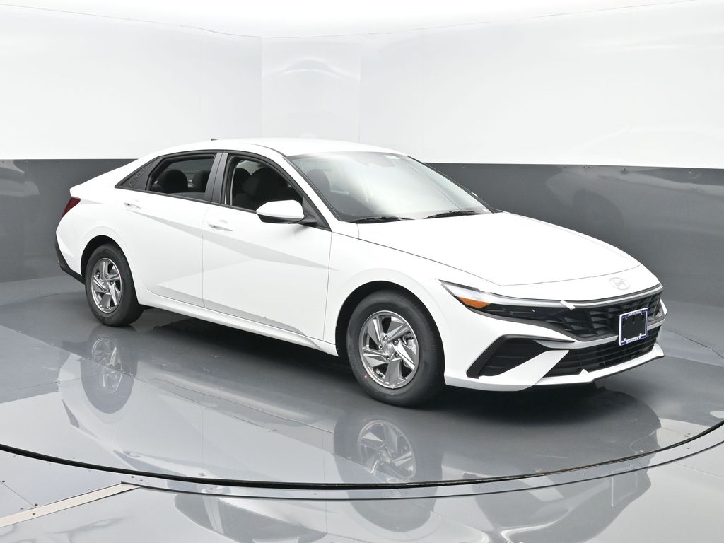 2025 Hyundai Elantra SE's photo