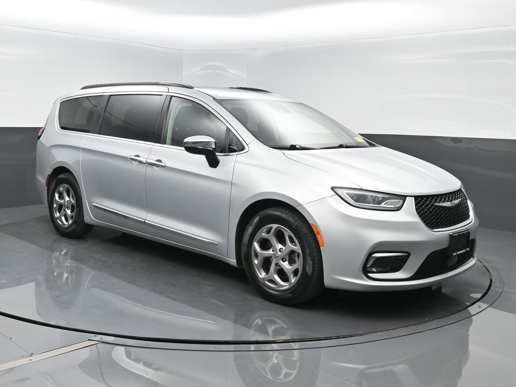 2023 Chrysler Pacifica Limited's photo