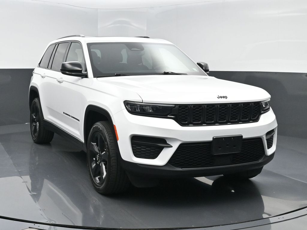 2023 Jeep Grand Cherokee Altitude's photo