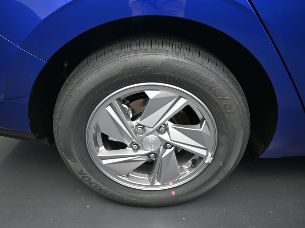 2025 Hyundai Elantra SE photo 2