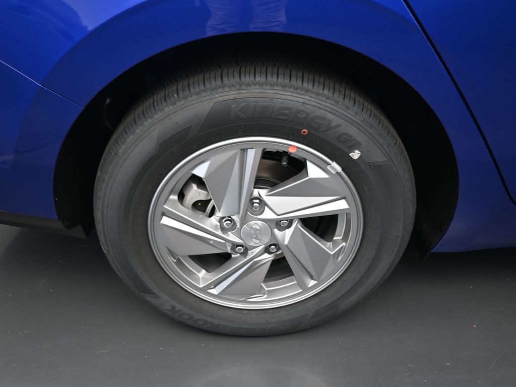 2025 Hyundai Elantra SE photo 2