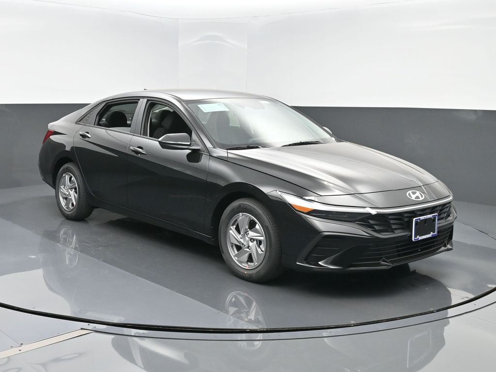 2025 Hyundai Elantra SE's photo