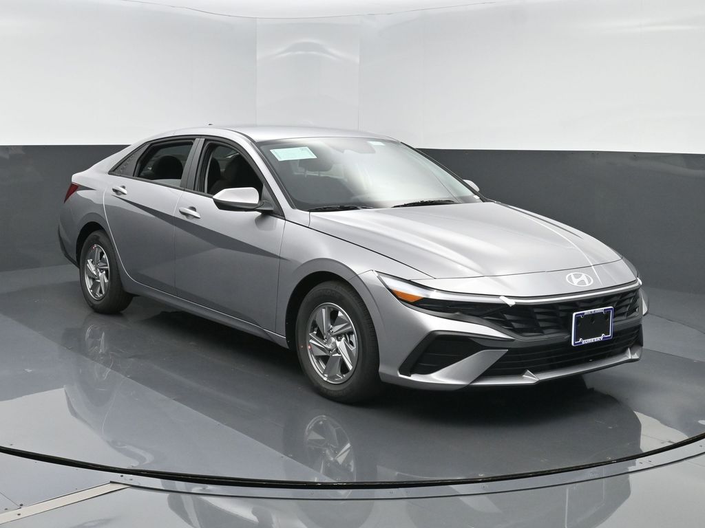 2025 Hyundai Elantra SE's photo