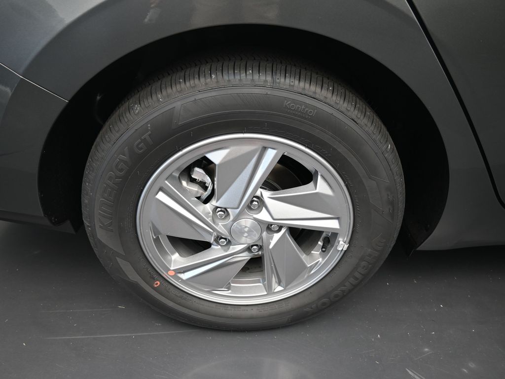 2025 Hyundai Elantra SE photo 2