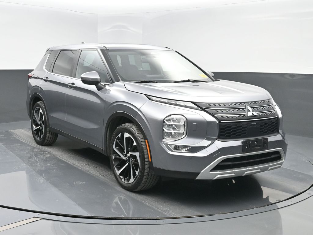 2022 Mitsubishi Outlander SE's photo