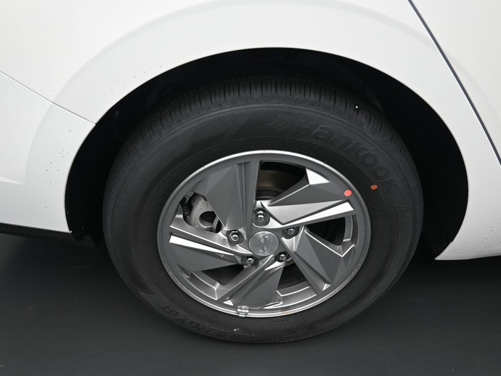 2025 Hyundai Elantra SE photo 2
