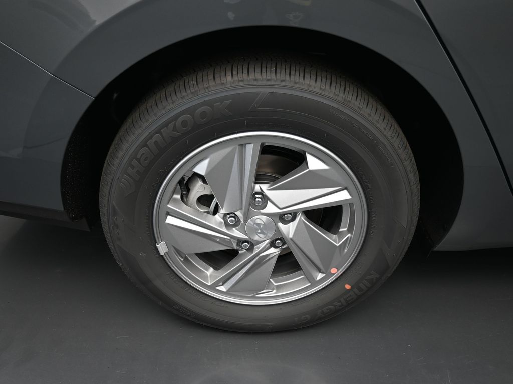 2025 Hyundai Elantra SE photo 2