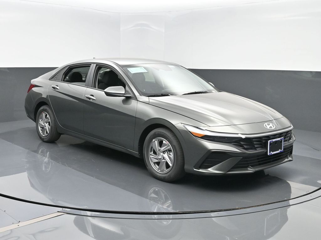 2025 Hyundai Elantra SE's photo