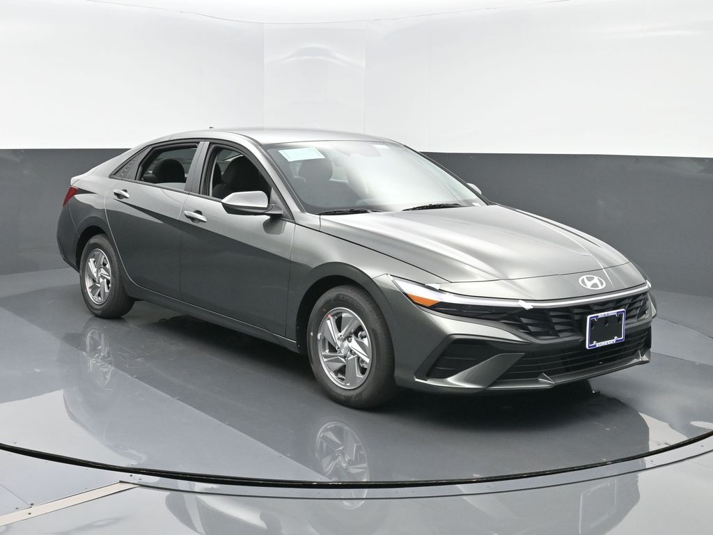 2025 Hyundai Elantra SE's photo